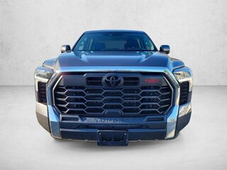 2024 Toyota Tundra CrewMax III, серебристый, 7896147 рублей, вид 2