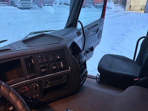 2011 Volvo FM, красный, 1960000 рублей - вид 10