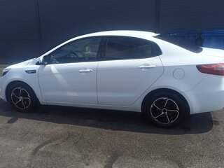 2013 Kia Rio 5-speed III, белый, 700000 рублей, вид 5