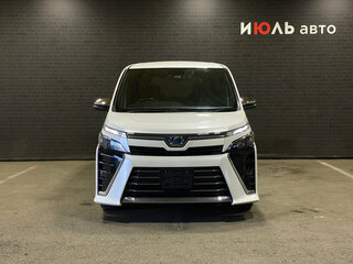 2018 Toyota Voxy III (R80) Рестайлинг, белый, 2480000 рублей, вид 2