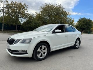 2019 Skoda Octavia III (A7) Рестайлинг, белый, 1800000 рублей, вид 1