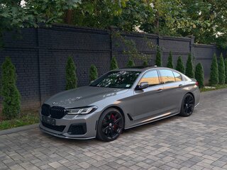 2021 BMW 5 серии 540i xDrive VII (G30/G31/G38) Рестайлинг, серый, 5491000 рублей, вид 4