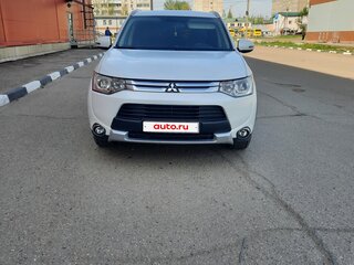 2014 Mitsubishi Outlander III Рестайлинг, белый, 1550000 рублей, вид 3