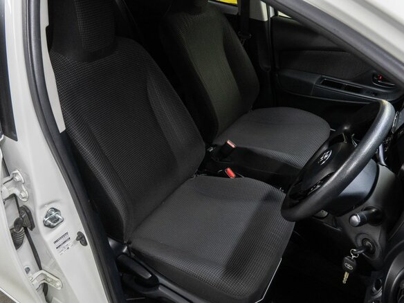 2018 Toyota Vitz III (XP130) Рестайлинг 2, белый - вид 11