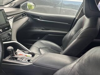 2021 Toyota Camry VIII (XV70) Рестайлинг, белый, 2100000 рублей, вид 4