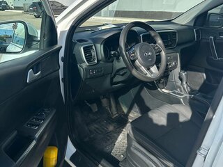 2018 Kia Sportage IV Рестайлинг, белый, 1677000 рублей, вид 5