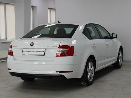 2017 Skoda Octavia III (A7) Рестайлинг, белый, 1558900 рублей, вид 4