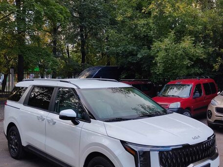 2025 Kia Carnival IV Рестайлинг, белый, 6200000 рублей, вид 5