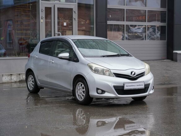 2012 Toyota Vitz III (XP130), серый, 810000 рублей - вид 2