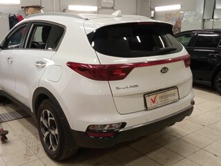 2019 Kia Sportage IV Рестайлинг, белый, 1880000 рублей, вид 3