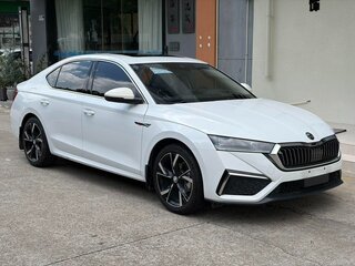 2023 Skoda Octavia IV (A8), белый, 2100000 рублей, вид 3