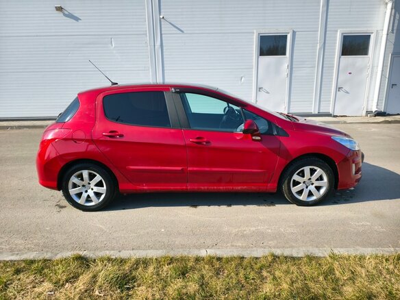 2008 Peugeot 308 I, красный, 400000 рублей - вид 4