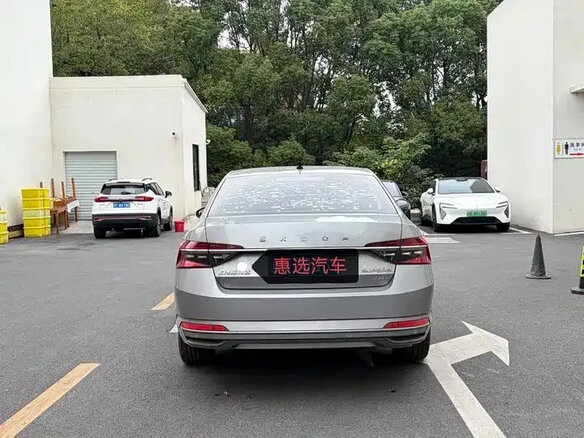 2020 Skoda Superb III Рестайлинг, серебристый, 1660000 рублей - вид 4