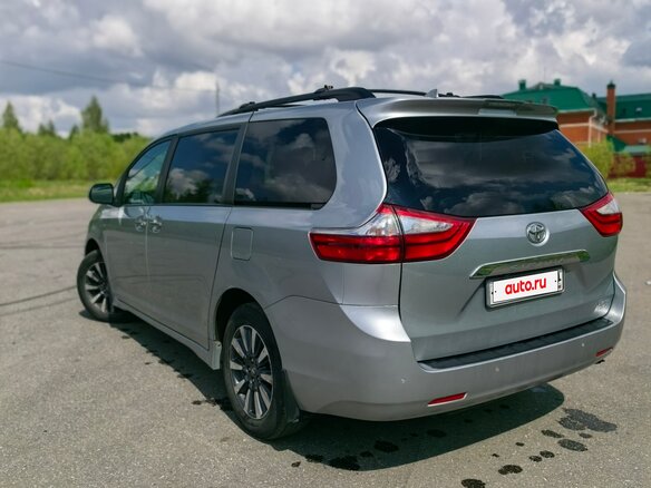 2019 Toyota Sienna III Рестайлинг 2, серый, 3695000 рублей - вид 3