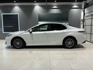 2021 Toyota Camry VIII (XV70), белый, 2360000 рублей, вид 3