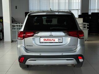 2018 Mitsubishi Outlander III Рестайлинг 3, серебристый, 2290000 рублей, вид 5
