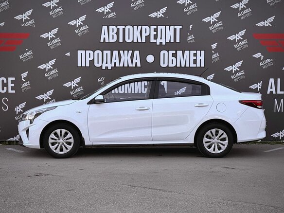 2021 Kia Rio IV Рестайлинг, белый, 1125000 рублей - вид 3