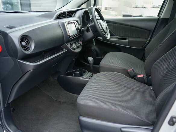 2019 Toyota Vitz III (XP130) Рестайлинг 2, серый, 1050000 рублей - вид 17