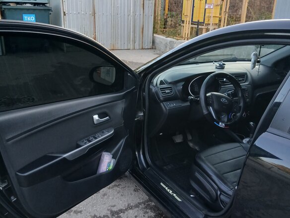 2013 Kia Rio 4-speed III, чёрный, 850000 рублей - вид 9