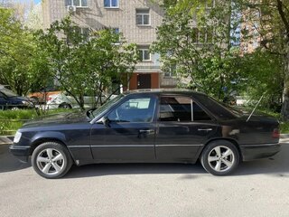1995 Mercedes-Benz E-Класс 220 I (W124), чёрный, 590000 рублей, вид 3