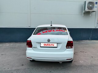2018 Volkswagen Polo V Рестайлинг, белый, 1150000 рублей, вид 4
