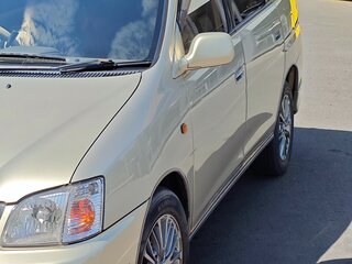 2001 Toyota Gaia, золотистый, 750000 рублей, вид 3