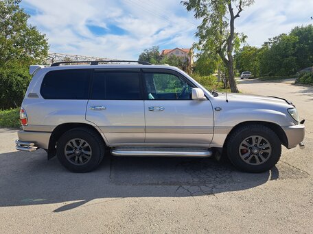 2005 Toyota Land Cruiser 100 Series Рестайлинг 2, серебристый, 2400000 рублей, вид 4