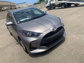 2021 Toyota Yaris IV, золотистый, 1350000 рублей, вид 3