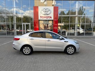 2015 Kia Rio III Рестайлинг, серебристый, 980000 рублей, вид 3