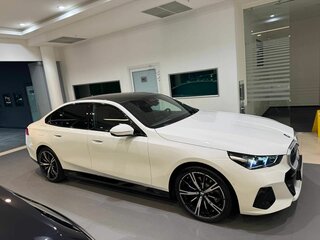 2025 BMW 5 серии 530i xDrive VIII (G60/G61/G68), белый, 10949900 рублей, вид 2