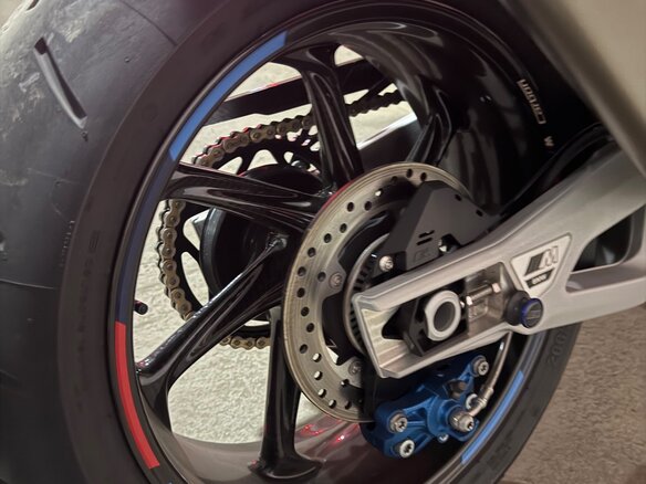 2023 BMW M 1000 RR, чёрный, 4271844 рублей - вид 13