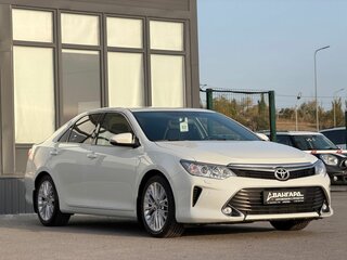 2017 Toyota Camry VII (XV50) Рестайлинг 2, белый, 2350000 рублей, вид 4