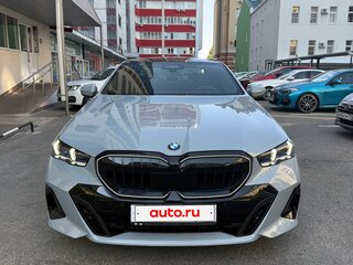 2024 BMW 5 серии 530i xDrive VIII (G60/G61/G68), серый, 7650000 рублей, вид 3