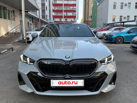 2024 BMW 5 серии 530i xDrive VIII (G60/G61/G68), серый, 7590000 рублей, вид 3