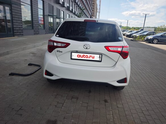 2017 Toyota Vitz III (XP130) Рестайлинг 2, белый, 980000 рублей - вид 6