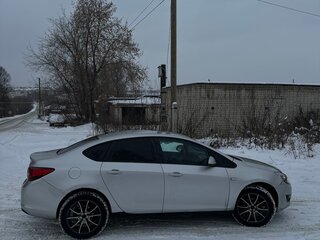 2013 Opel Astra J Рестайлинг, серебристый, 600000 рублей, вид 2