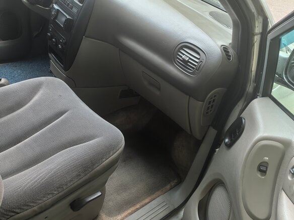 2001 Chrysler Voyager IV, серебристый, 320000 рублей - вид 13