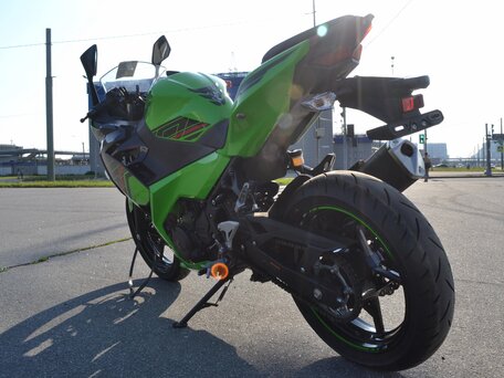 2024 Kawasaki Ninja 400, зелёный, 700000 рублей, вид 4