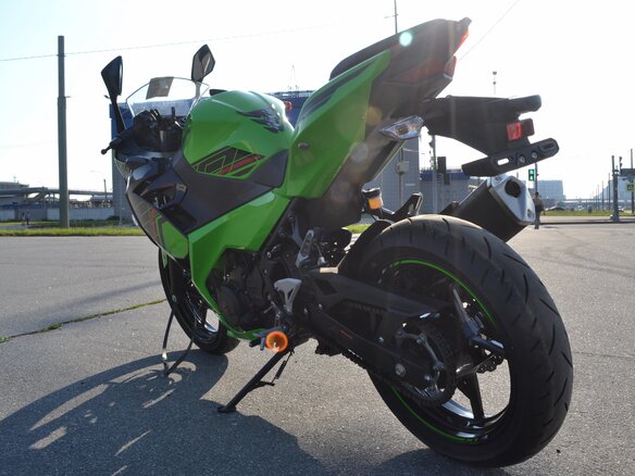 2024 Kawasaki Ninja 400, зелёный, 700000 рублей - вид 3