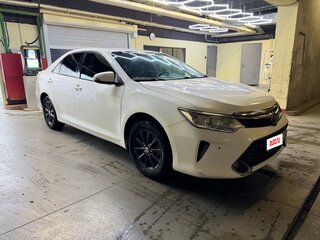 2015 Toyota Camry VII (XV50) Рестайлинг, белый, 1699000 рублей, вид 3