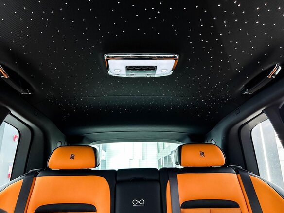 2026 Rolls-Royce Cullinan Black Badge I Рестайлинг (Series II), белый, 51600000 рублей - вид 17
