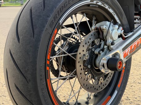 2023 KTM 690 SMC R, оранжевый, 1250000 рублей, вид 4