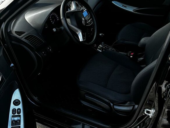 2014 Hyundai Solaris I, чёрный, 1000000 рублей - вид 4