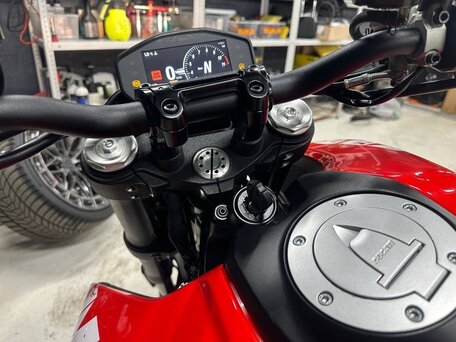 2021 Ducati Hypermotard, красный, 1000000 рублей, вид 4