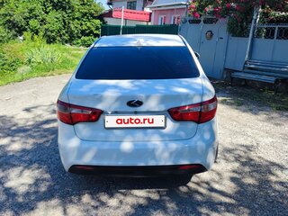 2013 Kia Rio 5-speed III, белый, 850000 рублей, вид 4