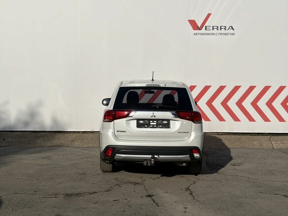 2016 Mitsubishi Outlander III Рестайлинг 2, белый - вид 3