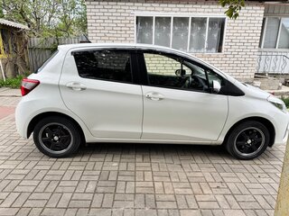 2017 Toyota Vitz III (XP130) Рестайлинг 2, белый, 1049000 рублей, вид 4