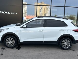 2020 Kia Rio X-Line IV, белый, 1549900 рублей, вид 3