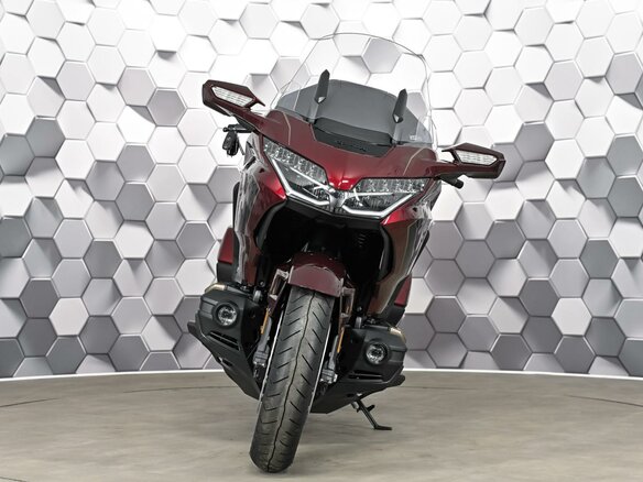 2025 Honda GL 1800 Gold Wing, красный - вид 4