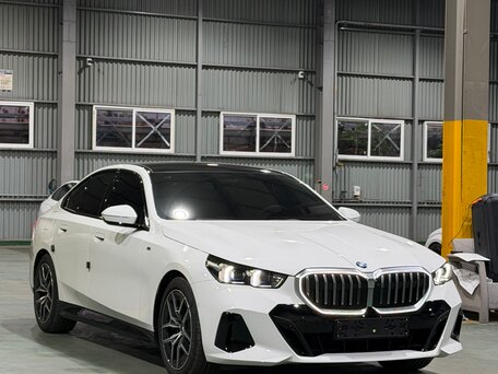 2024 BMW 5 серии 523d VIII (G60/G61/G68), белый, 6750000 рублей, вид 1